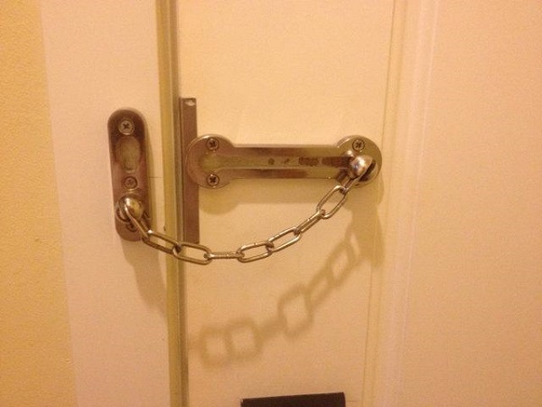 酒店锁链防盗扣怎么用_门锁防盗扣的安装